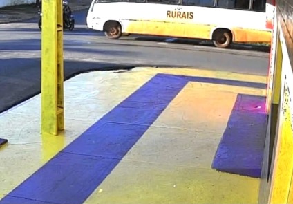 Micro-ônibus invade preferencial bate em duas motos e deixa duas pessoas feridas