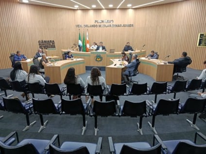 Vereadores reunidos durante a sessão extraordinária (Foto: Mauro Silva/Cultura FM)