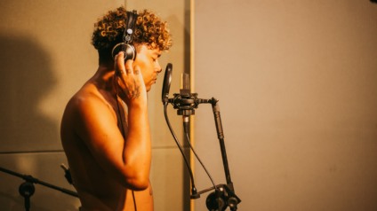 Silveira lança o single “Dia Nublado”, que mistura soul, R&B e ritmos afro-brasileiros em aposta para o carnaval - Foto: Manu Komiyama/Assessoria 