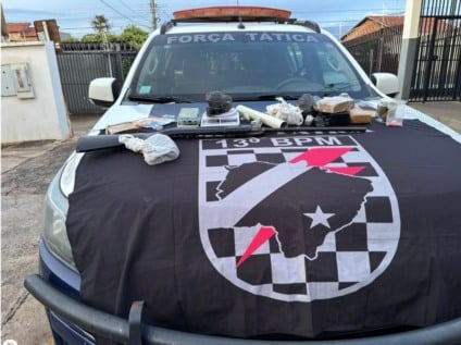 No local a polícia apreendeu mais de 3,4 quilos de drogas, dinheiro, balança de precisão, material para embalagem e uma arma - Foto/13° BPM