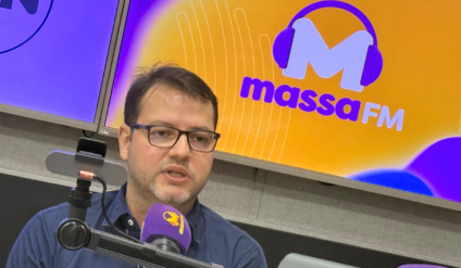 Vinícius Samudio no estúdio da Rádio Massa Campo Grande Foto: Adriano Hany