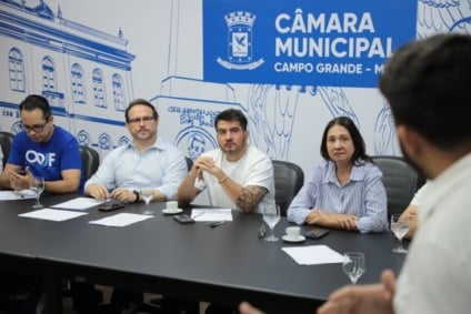 Vereadores e representantes da sociedade civil participam de reunião na Câmara Municipal para discutir os critérios do reajuste do IPTU - Foto: Divulgação/Câmara Municipal de CG