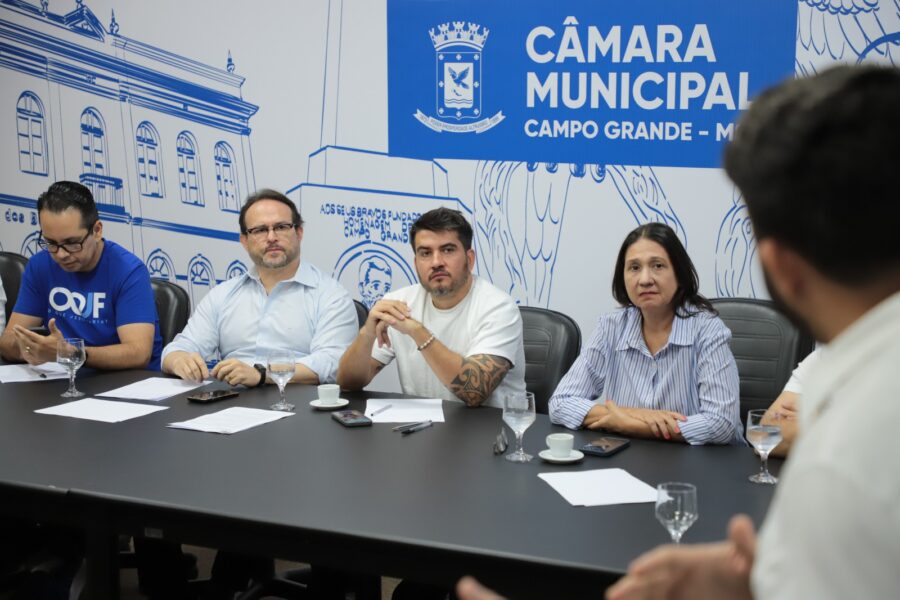 Vereadores e representantes da sociedade civil participam de reunião na Câmara Municipal para discutir os critérios do reajuste do IPTU - Foto: Divulgação/Câmara Municipal de CG Vereadores e representantes da sociedade civil participam de reunião na Câmara Municipal para discutir os critérios do reajuste do IPTU - Foto: Divulgação/Câmara Municipal de CG