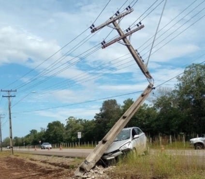 Poste de energia derrubado após colisão de trânsito em Mato Grosso do Sul; acidentes do tipo ocorrem, em média, a cada três dias no Estado - Foto: Divulgação/Energisa MS
