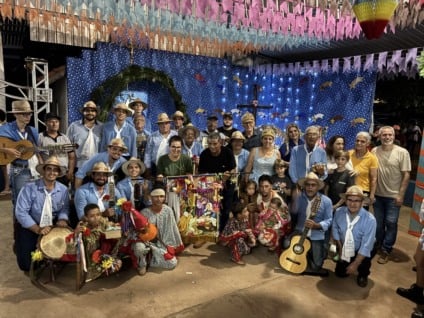 Festeiros Mauro e Marimar com a Companhia Embaixadores Reis Magos (Foto: Gabi Almeida)