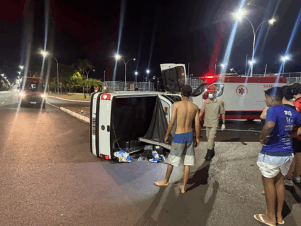 Motorista sobe em canteiro, derruba poste e tomba carro na avenida Rosário Congro