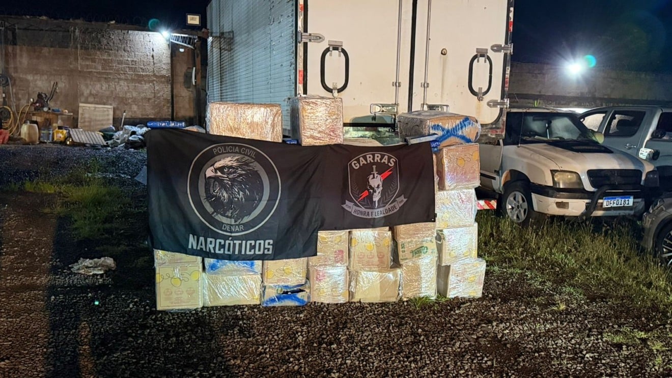 Tabletes de maconha foram encontrados em caminhão frigorífico estacionado nos fundos de um posto de combustíveis no Jardim Noroeste, em Campo Grande - Foto: Divulgação/Polícia Civil Tabletes de maconha foram encontrados em caminhão frigorífico estacionado nos fundos de um posto de combustíveis no Jardim Noroeste, em Campo Grande - Foto: Divulgação/Polícia Civil