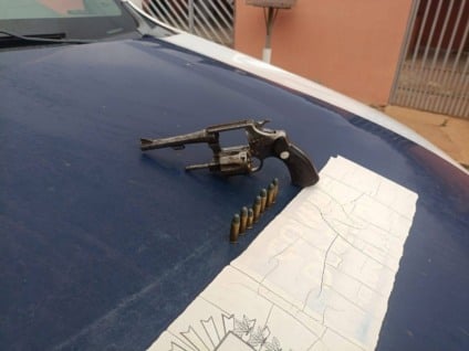 Arma municiada apreendida durante a ocorrência (Foto: Polícia Militar)