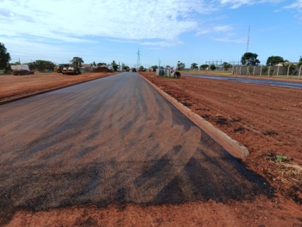 Avenida Ajax Furquim Leite está recebendo a pavimentação (Foto: Mauro Silva/Cultura FM)
