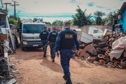 Guarda Civil Metropolitana realiza fiscalização em ferro-velhos durante a Operação Ferro-Velho, em Campo Grande - Foto: Divulgação/Prefeitura de CG