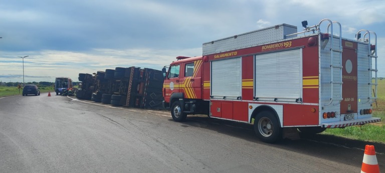 Criança estava na carreta que tombou na região das Sete Cruzes (Foto: Corpo de Bombeiros)