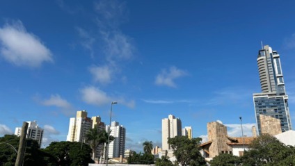 Mesmo com céu claro em alguns momentos, avanço de frente fria aumenta risco de temporais em MS. - Foto: Gabriela Porto / Redação RCN 67