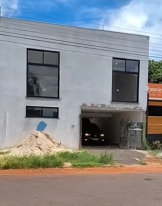 A vítima realizava a instalação de um aparelho de ar-condicionado quando subiu em uma escada e caiu de uma altura estimada de 4 metros. (Foto: Reprodução/Leandro Holsbach)