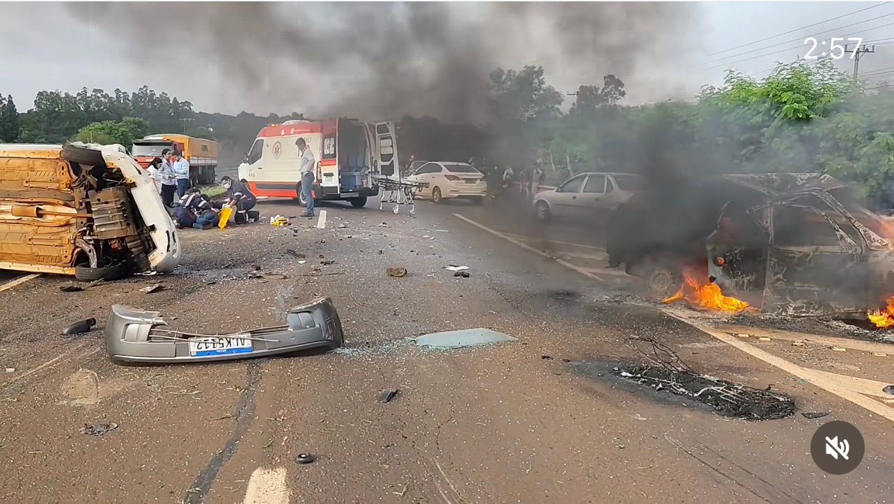 Os dois veículos foram removidos pela concessionária Motiva Pantanal e encaminhados ao pátio da PRF, onde permanecem à disposição dos proprietários. (Foto: Reprodução/Sidnei Bronka) Os dois veículos foram removidos pela concessionária Motiva Pantanal e encaminhados ao pátio da PRF, onde permanecem à disposição dos proprietários. (Foto: Reprodução/Sidnei Bronka)
