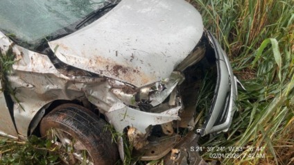 Um carro saiu da pista e mobilizou uma guarnição do Corpo de Bombeiros Militar de Nova Casa Verde, distrito de Nova Andradina, na manhã desta sexta-feira (2). (Fotos: Divulgação Corpo de Bombeiros)