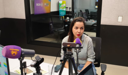 Ariane Osshiro, no estúdio da Rádio Massa Campo Grande Foto: Fernando de Carvalho/ Massa CG