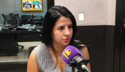 Isabela Fialho, no estúdio da rádio Massa Campo Grande Foto: Ana Lorena Franco/ Massa CG