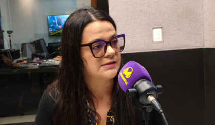 Janaína Carlin, no estúdio da rádio Massa Campo Grande Foto: Ana Lorena Franco/ Massa CG