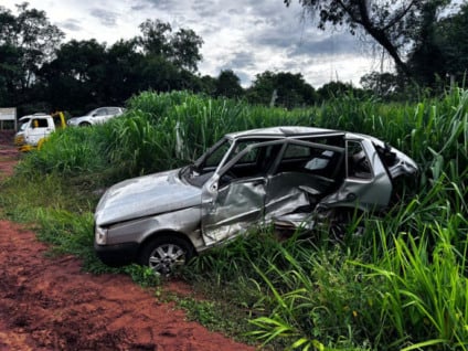 Fiat Uno destruído após colisão na MS-040, próximo a Anhandui