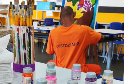Custodiados participam de atividade de arteterapia. - Foto: Reprodução / Agepen/MS