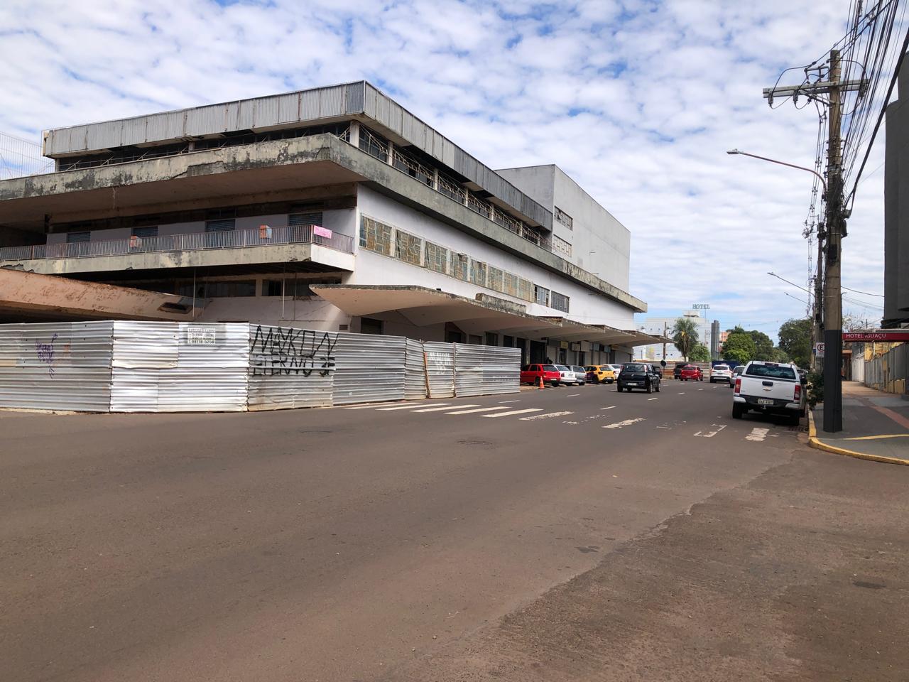 Fachada da antiga Rodoviária de Campo Grande em obras, com tapumes e área pública em reforma Fachada da antiga Rodoviária de Campo Grande em obras, com tapumes e área pública em reforma