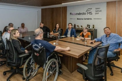 Situação é agravada pelo período chuvoso com o crescimento excessivo de vegetação em terrenos baldios, imóveis abandonados e calçadas Foto: Assessoria