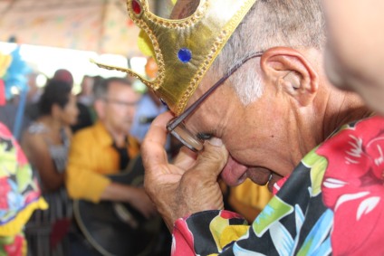 Festeiro Irandy Pereira emocionado ao cumprir promessa feita por mãe