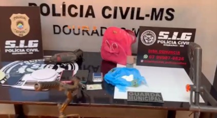 A equipe ingressou no imóvel e encontrou uma mulher identificada por R.A.H., 27, em posse de aproximadamente 90 gramas de cocaína, três balanças de precisão e mais de R$ 1.000 em espécie (Foto: Divulgação/PCMS)
