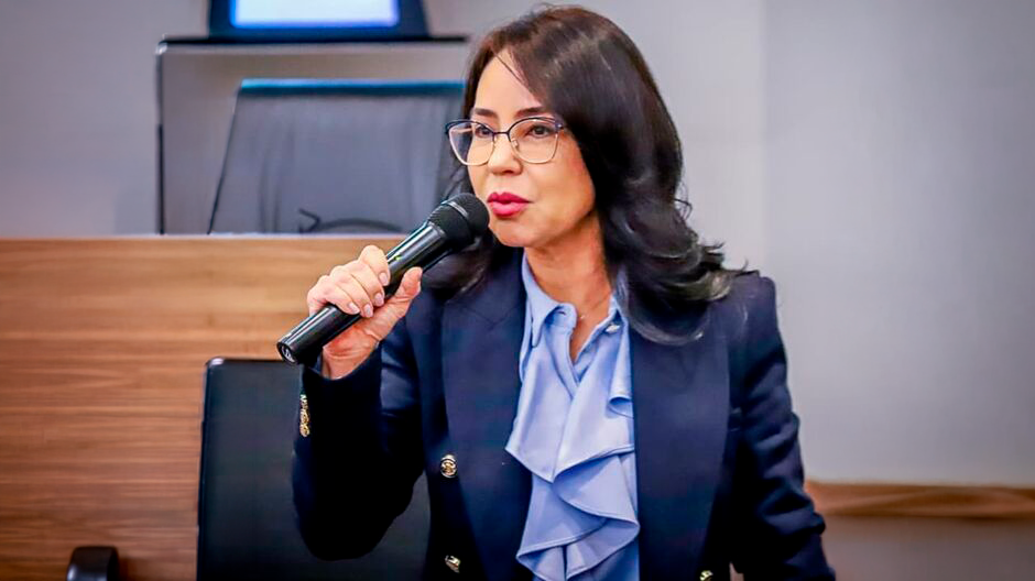 Documentos contábeis e relatórios fiscais sobre mesa em ambiente institucional na Prefeitura de Campo Grande Documentos contábeis e relatórios fiscais sobre mesa em ambiente institucional na Prefeitura de Campo Grande