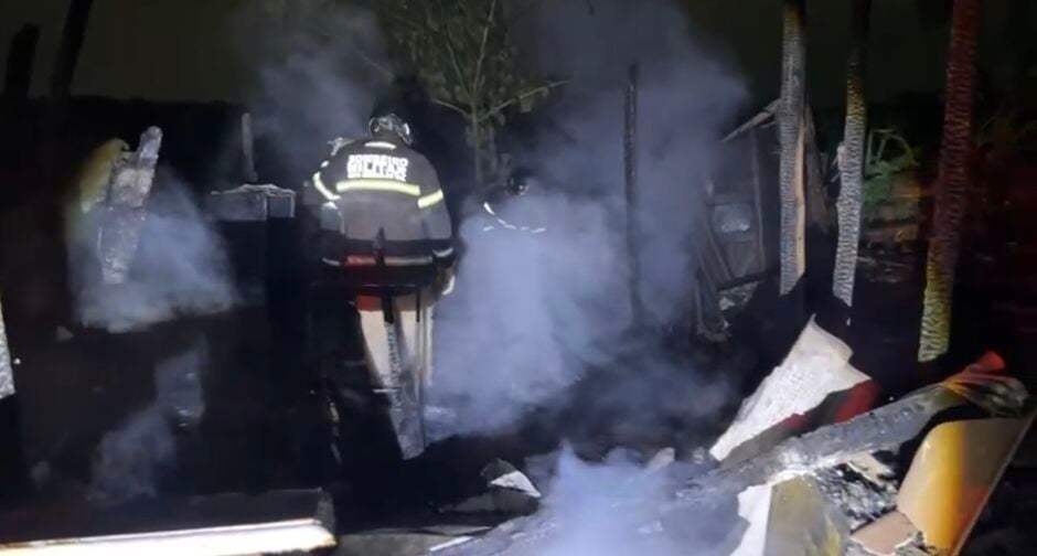Bombeiros combatem incêndio em casa no Jardim Noroeste, em Campo Grande Bombeiros combatem incêndio em casa no Jardim Noroeste, em Campo Grande