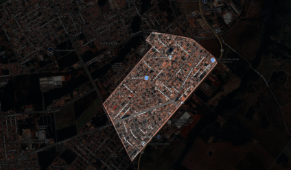 Rua de terra no Jardim Itamaracá com erosão e poças, simbolizando a obra de asfalto e drenagem em Campo Grande.