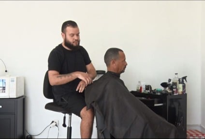 Depois de grave acidente, barbeiro encontra força para recomeçar