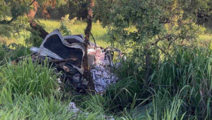 O condutor de um veículo carregado com cigarros contrabandeados do Paraguai morreu após sair da pista, atropelar um javali e colidir contra duas árvores (Foto: Divulgação)