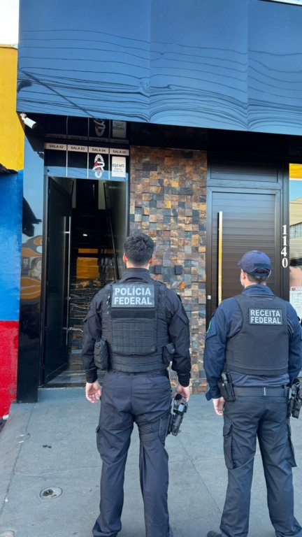 As investigações tiveram início após uma expressiva apreensão de aproximadamente 7 mil aparelhos eletrônicos, avaliados pela Receita Federal em cerca de R$ 7 milhões. (Fotos: Divulgação/PF)