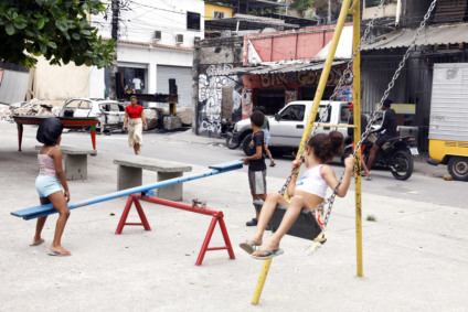 Rio de Janeiro (RJ), 30/10/2025 – Crianças brincam em praça da Vila Cruzeiro ao lado de barricadas que foram colocadas para conter avanço de policiais durante a Operação Contenção. Foto: Tânia Rêgo/Agência Brasil