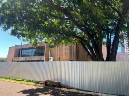 O prédio situado na avenida Presidente Vargas já está cercado de tapumes para os trabalhos. Importante destacar que a entrada e a circulação no Parque dos Ipês, onde o teatro está localizado, não foram comprometidas. (Foto: Kátia Kuratone)