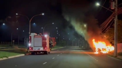 Carro destruído após incêndio na Avenida Cafezais, em Campo Grande
