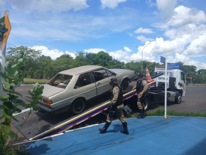 Departamento de Trânsito inicia retirada de veículos abandonados das ruas de Três Lagoas
