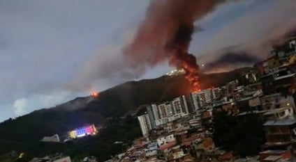 EUA atacam Venezuela, Explosões e fumaça no horizonte de Caracas após relatos de ataques durante a madrugada