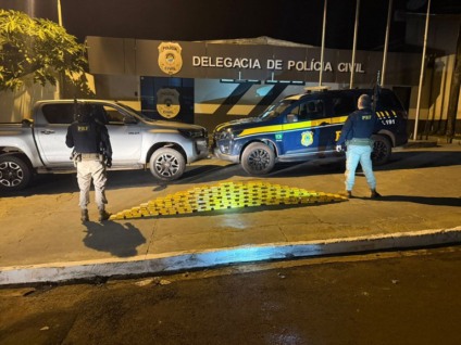 Droga estava em caminhonete com placas falsas - Foto: Divulgação/PRF