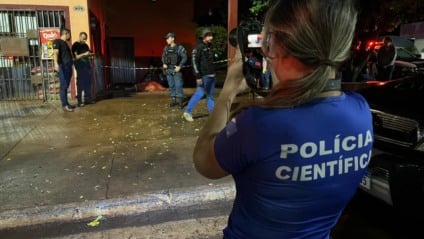 Um levantamento inicial indica que houve luta corporal entre autor e vítima. As imagens mostram que Renato vai pra cima do comerciante, os dois brigam e logo em seguida os disparos são efetuados. (Fotos: Rio Brilhante em Tempo Real)