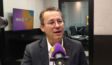 Cristiano Carvalho, no estúdio da rádio Massa Campo Grande Foto: Ana Lorena Franco/ Massa CG