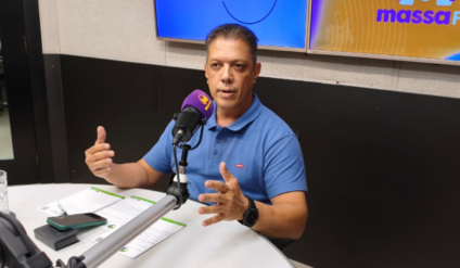 Gustavo Augusto R. Barbosa, no estúdio da rádio Massa Campo Grande Foto: Fernando de Carvalho