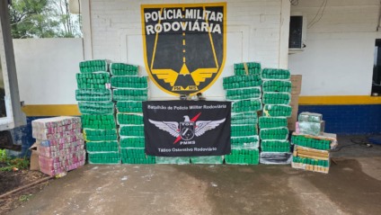 A apreensão ocorreu no km 116 da MS-164. Durante a abordagem os policiais constataram divergências entre as notas fiscais apresentadas e o material transportado. No interior do compartimento de carga foram localizadas diversas caixas contendo entorpecentes.