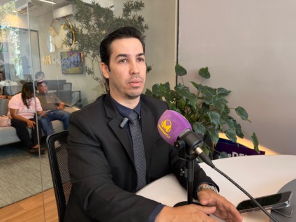 O quadro “Explicando Direito” desta quarta-feira (04) recebeu o advogado Heltonn Gomes, da Nunes & Gomes Advocacia e Assessoria, que falou sobre tratamentos e medicamentos de alto custo. O advogado explica como funciona e quais são as regras para os cidadãos que precisam solicitar os atendimentos e medicamentos de alto custo, seja pelo Sistema Único de Saúde (SUS) ou por meio dos planos de saúde pagos.