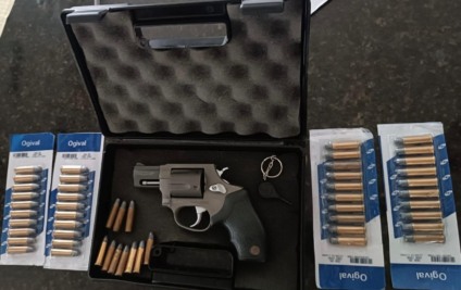 Revólver calibre .38 e munições foram apreendidos durante cumprimento de mandado - Foto: Divulgação/Polícia Civil