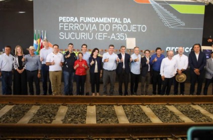 Autoridades durante o lançamento da pedra fundamental da ferrovia do Projeto Sucuriú, em Inocência - Foto: Divulgação/Governo de MS