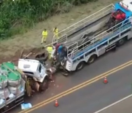 Acidente envolvendo três caminhões deixou um morto e bloqueou parcialmente a BR-158 (Foto Paranaíba Noticias)