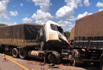 O motorista da carreta que invadiu a pista ficou preso às ferragens e precisou ser resgatado pelo Corpo de Bombeiros de Ivinhema, com apoio da equipe do Hospital Municipal Cristo Rei. (Foto: Ivinotícias)