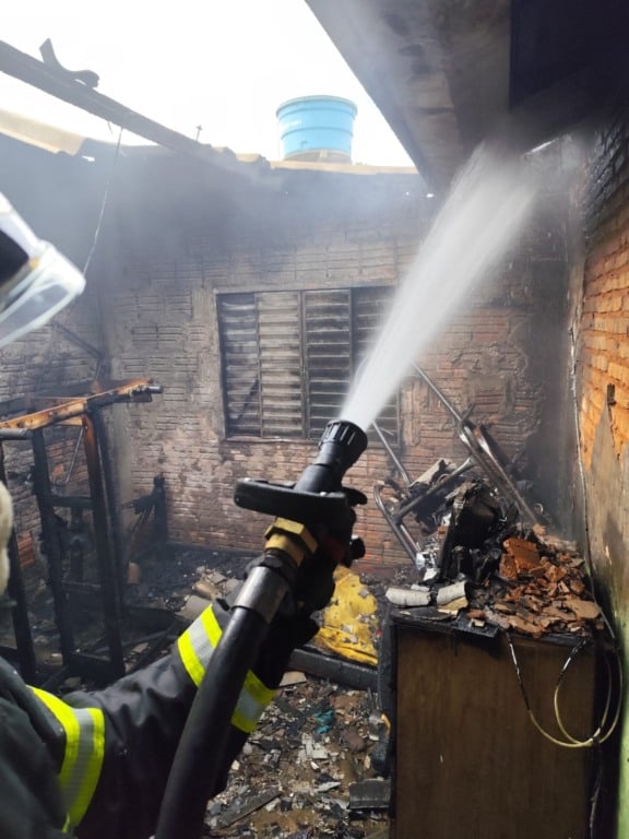 Incêndio atingiu residência no bairro Santo Antônio e causou prejuízos materiais de grande monta.